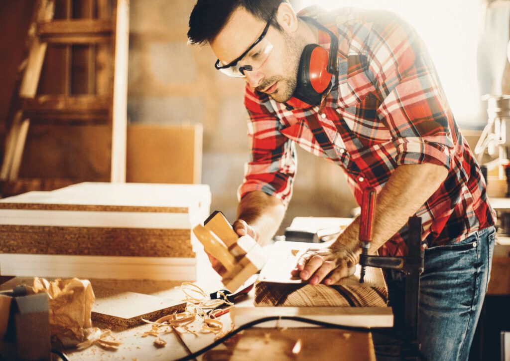 Houtbewerking in een werkplaats.